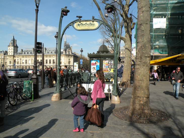  bouche de métro Saint-Michel